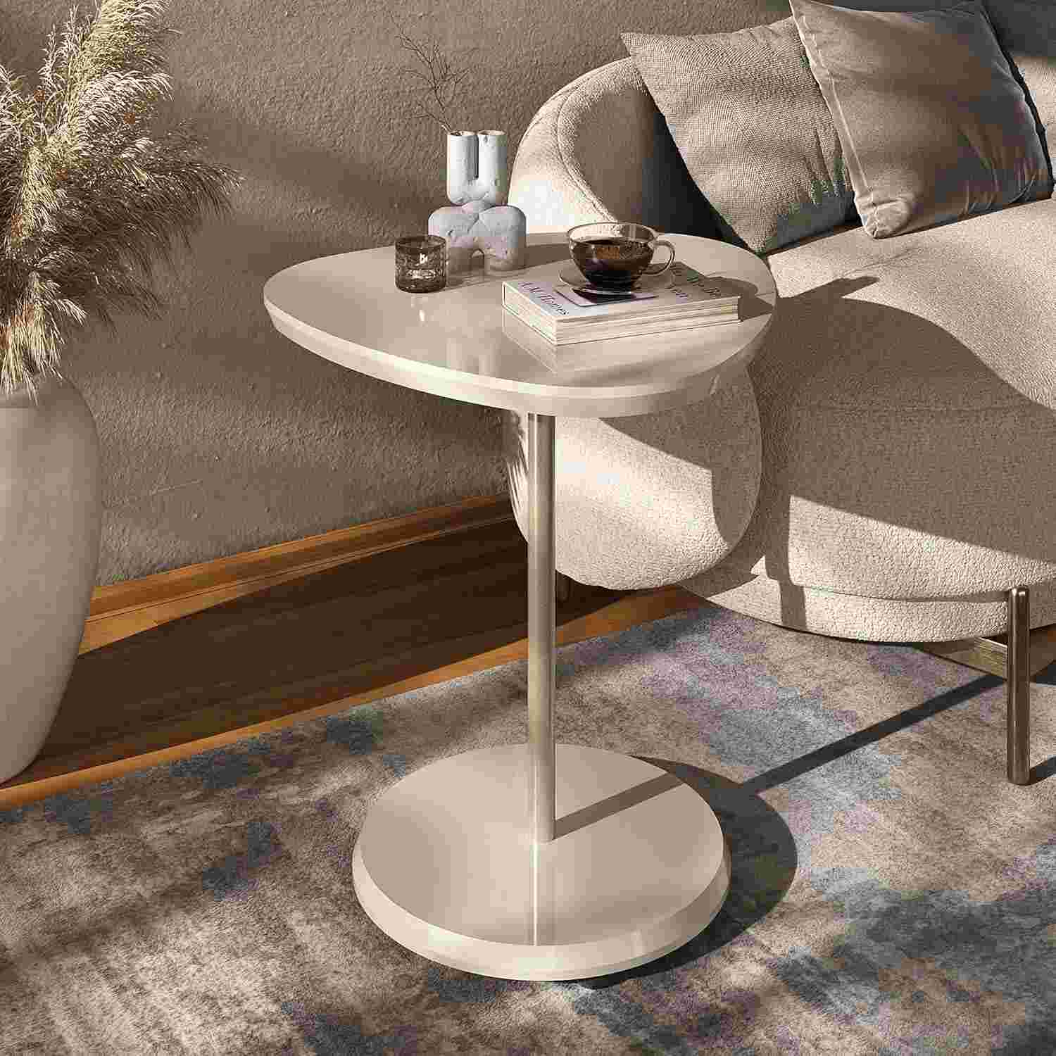 Mesa de Apoio Triangular em MDF com Base Dourada - Design Sofisticado para Ambientes Modernos