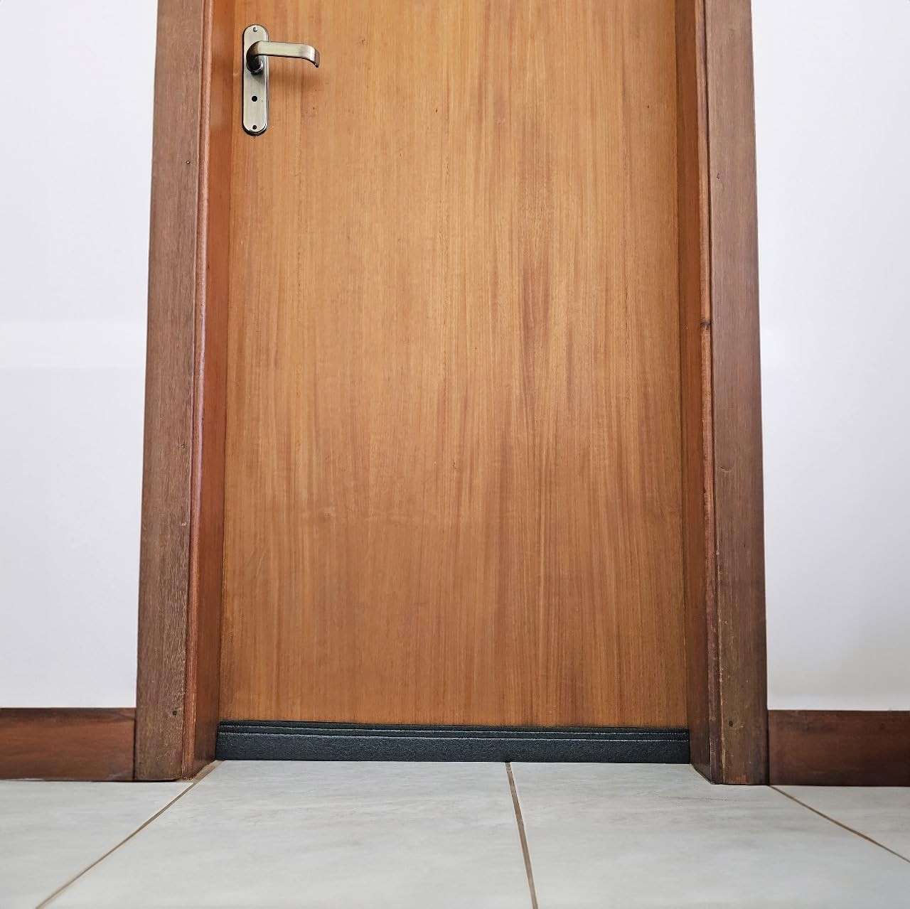 Veda Porta Rodinho 80cm: Adeus Insetos, Poeira e Correntes de Ar!