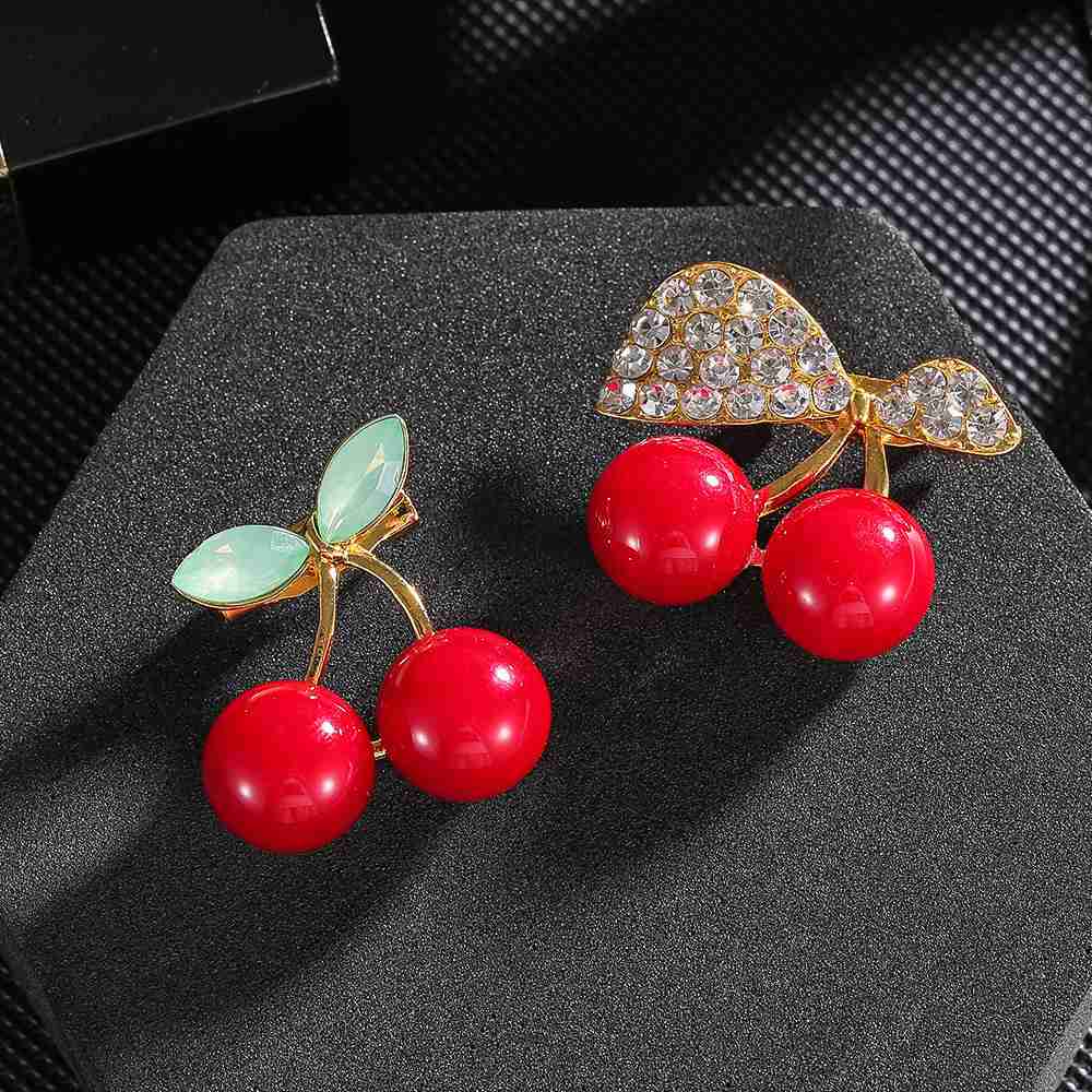 Broche de Cereja em Metal com Strass - Acessório Atemporal