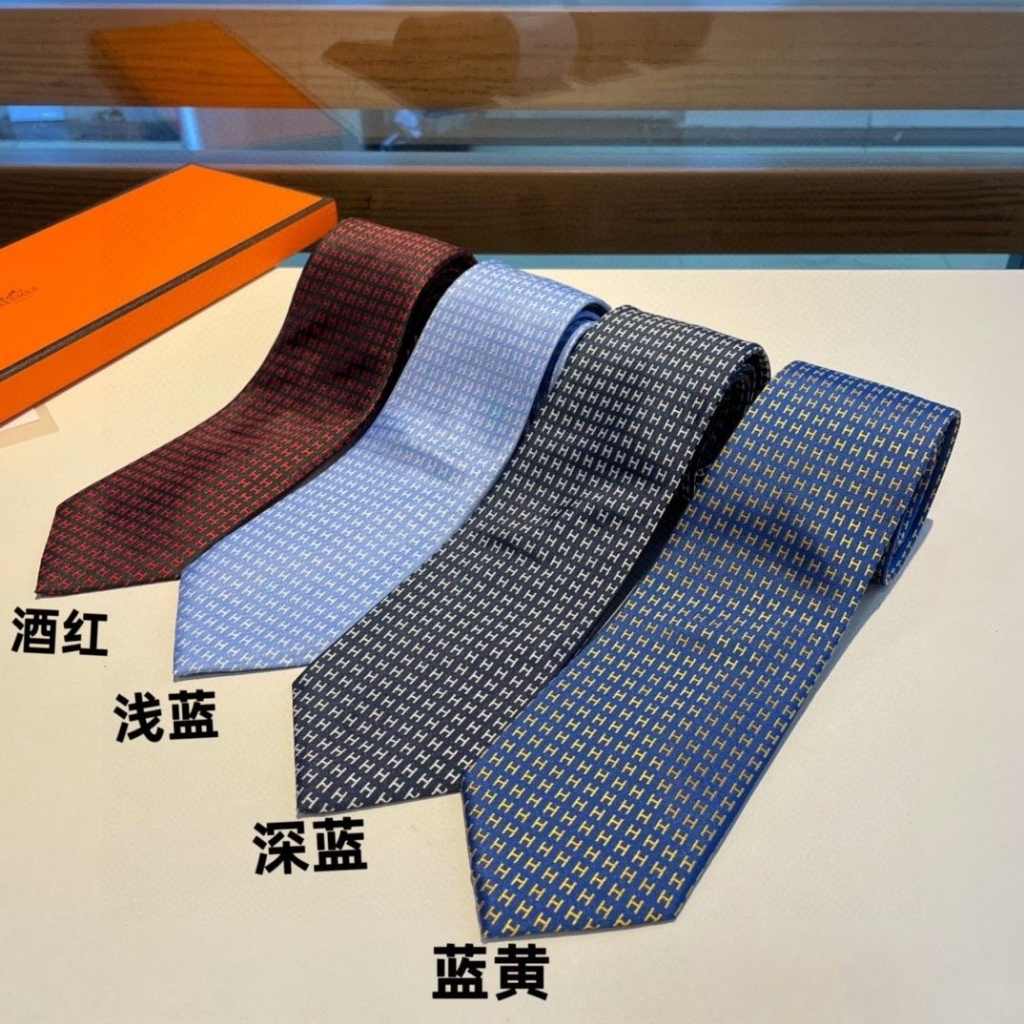 Caixa M44: Elegância Britânica para Gravatas de Seda