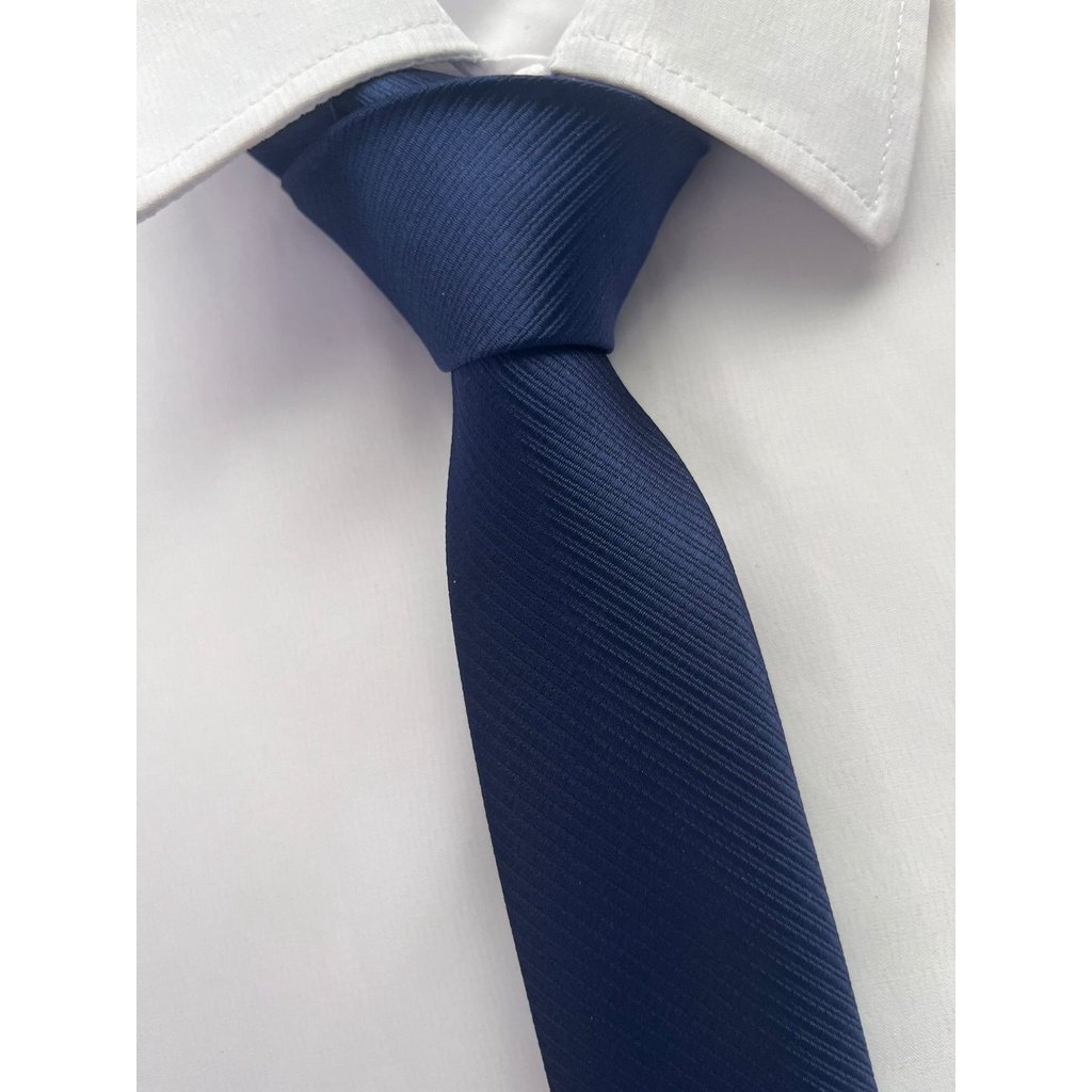 Gravata Azul Marinho Risco Largo: Estilo e Versatilidade para Seu Look