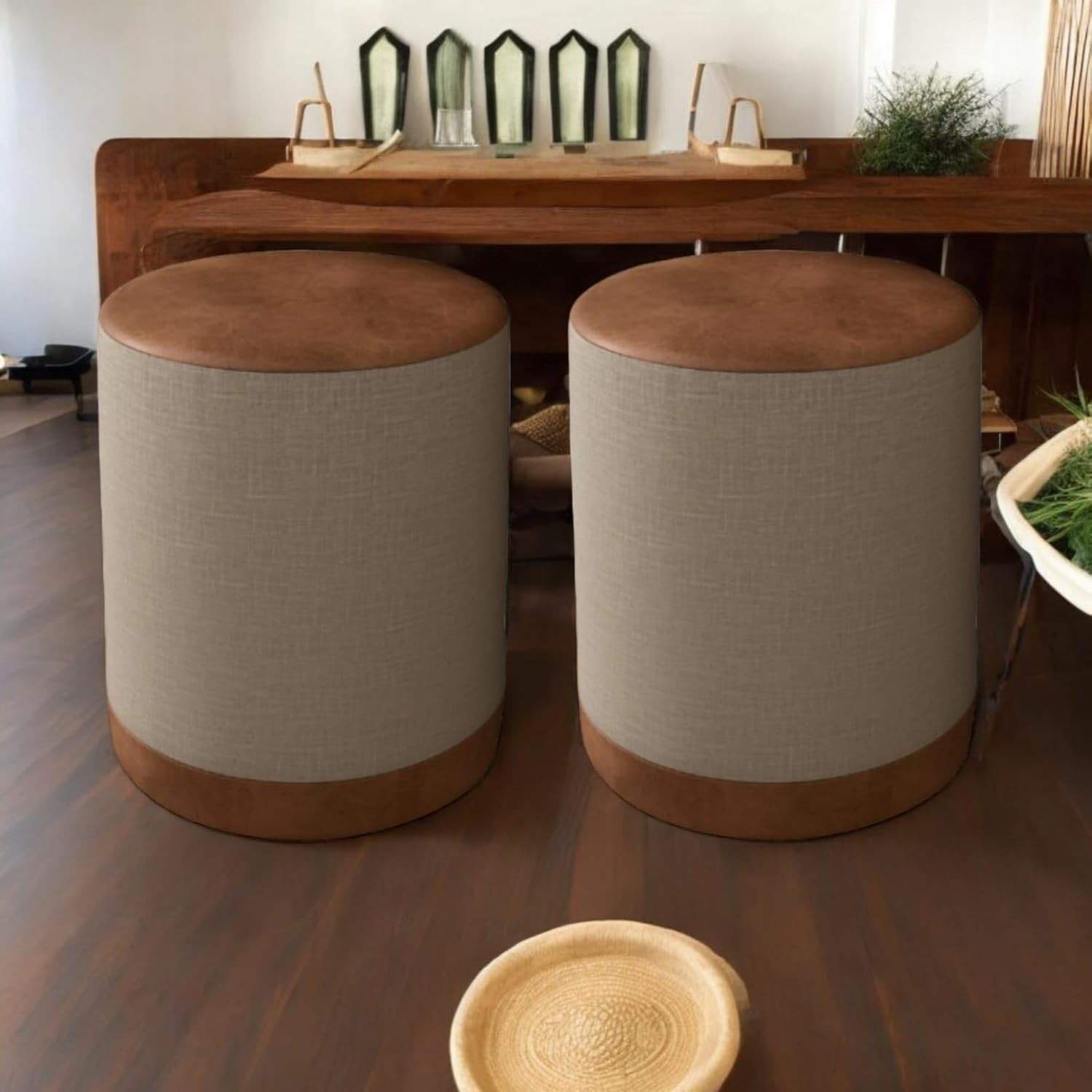 Kit 2 Puffs Dakota em Linho Bege com Assento em Couro Sintético Caramelo - Design Moderno e Confortável