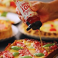 Mel Apimentado Mikes Hot Honey: Doce & Picante (340g) - imagem 2