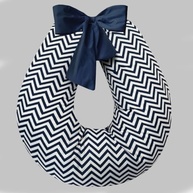 Kit Baby Premium Chevron Marinho: Almofada Amamentação + Ninho Redutor + Trocador Portátil - imagem 4