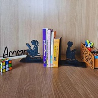 Suporte Aparador de Livros Decorativo Menina e Menino - Organizador Bibliocanto em Madeira Preta com Design Geek - imagem 3