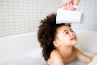Copo de Enxágue Ubbi para Bebês - Proteção Contra Sabão e Água no Rosto | Seguro e Confortável - imagem 3