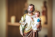 Imagem de São José em Resina 20cm - Decoração Religiosa Importada com Detalhes Exclusivos - imagem 4