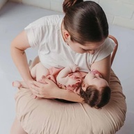 Almofada de Amamentação Yogi Baby Moon Nude - Conforto e Estilo para Mães Modernas - imagem 3