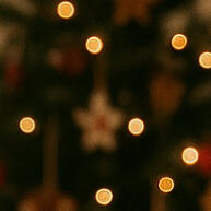 Árvore de Natal Gravada com Jesus: Decoração Cristã Única e Rústica - imagem 1