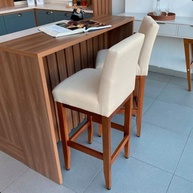 Kit 2 Banquetas de Madeira Maciça com Encosto Estofado em Tecido Linho - Ideal para Cozinha e Ilha Americana - imagem 3