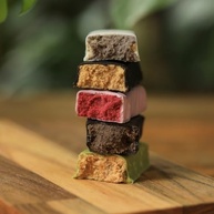 Kit Barra de Proteína Crocante biO2 Protein Crunchy Box, 15 barras de 50 g, 5 sabores Vegana e sem Glúten - imagem 2