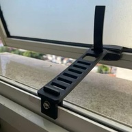 Kit 3 Travas para Janela Basculante Ajustável com Haste Reforçada - Segurança e Conforto no Banheiro - imagem 5