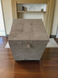 Puff Baú Siena 36x36x47 cm em Suede Bege - Assento Estofado com Espaço de Armazenamento - imagem 5