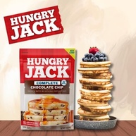 Combo Massa de Panquecas Mix com Gotas de Chocolate Chocolate Chip 198g e Xarope Maple Syrup Calda Bordo Bisnaga 429ml HUNGRY JACK - imagem 1
