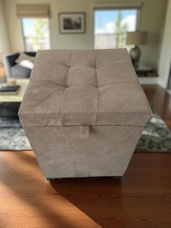 Puff Baú Siena 36x36x47 cm em Suede Bege - Assento Estofado com Espaço de Armazenamento - imagem 4