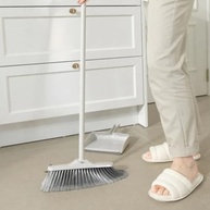 Vassoura Multiuso Flow com Cabo de Aço e Cerdas Macias - Ideal para Pisos Laminados e Porcelanato - imagem 2