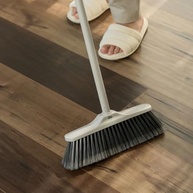 Vassoura Multiuso Flow com Cabo de Aço e Cerdas Macias - Ideal para Pisos Laminados e Porcelanato - imagem 4