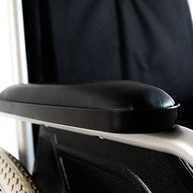 Cadeira de Rodas Dobrável em Aço D100 Dellamed - Mobilidade e Conforto com Design Moderno - imagem 4