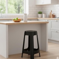 Banqueta Plástica Alta com Encosto Preto - Conforto e Estilo para Cozinha e Área de Lazer - imagem 3