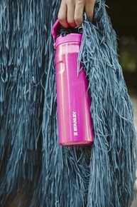 Stanley Garrafa Térmica Aerolight Flip Straw Dazzle Pink Shimmer 710 ML - Leve, Estilosa e à Prova de Vazamentos - imagem 3