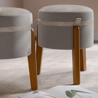 Kit Puff Redondo Decorativo em Courino com Pés de Madeira - 2 Unidades Cinza - imagem 3