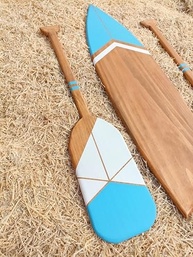 Kit Decoração Náutica Artesanal | 2 Remos e 1 Prancha em Madeira com Design Tribal Azul Celeste - imagem 4