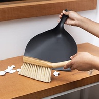 Oikos - Escova de Bambu com Pá para Limpeza | Kit Ecológico e Ergonômico - imagem 3