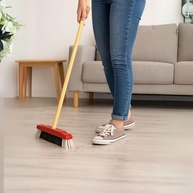 Vassoura de Pelo Sintético 30cm com Cabo e Base de Madeira - Ideal para Limpeza Eficiente em Pisos Lisos - imagem 2