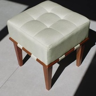 Puff Quadrado em Linho Bege Claro – Assento Confortável e Decorativo com Estrutura em Madeira Maciça - imagem 3