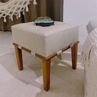 Puff Quadrado em Linho Bege Claro – Assento Confortável e Decorativo com Estrutura em Madeira Maciça - imagem 5