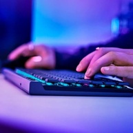 Teclado Gamer Mecânico Logitech G515 TKL Sem Fio: Performance e Estilo LIGHTSPEED - imagem 3