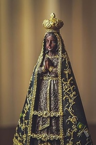 Imagem de Nossa Senhora Aparecida em Resina Importada 30cm - Decoração Sagrada com Detalhes Exclusivos - imagem 4