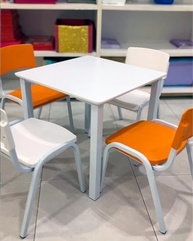 Conjunto Mesa Infantil com 4 Cadeiras Laranja - Ideal para Creches, Escolas e Atividades Recreativas - imagem 4
