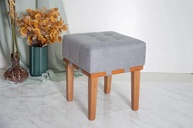 Kit 2 Puffs Apolo em Madeira Maciça - Estilo Banqueta Moderna para Sala de Estar | Linho Cinza Claro Sanna Decor - imagem 1