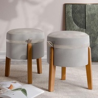 Kit Puff Redondo Decorativo em Courino com Pés de Madeira - 2 Unidades Cinza - imagem 2