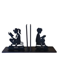 Suporte Aparador de Livros Decorativo Menina e Menino - Organizador Bibliocanto em Madeira Preta com Design Geek - imagem 1