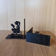 Suporte Aparador de Livros Decorativo Menina e Menino - Organizador Bibliocanto em Madeira Preta com Design Geek - imagem 4