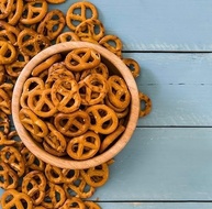 Snack Salgadinho Mini Pretzel 300g Snack Line importado - imagem 4