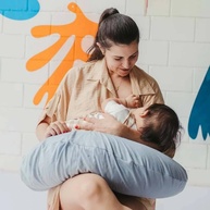 Almofada de Amamentação Yogi Baby Moon Ibiza Blue - Conforto e Estilo para Mães Modernas - imagem 3
