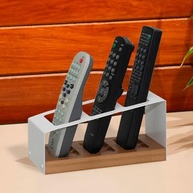 Porta Controle Geguton Minimalista: Organização Elegante em Branco Fosco e Madeira Nogueira - imagem 3