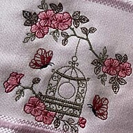 Toalha Bordada Personalizada: Gaiola Floral + Nome - imagem 1