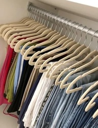 Kit 30 Cabides de Veludo Antideslizante com Rotação 360° - Organize seu Guarda-Roupa com Estilo - imagem 3