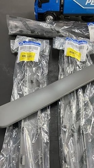 Moldura Puxador Porta Dianteira Direita Fiat Novo Uno Mopar Cinza Original - imagem 3