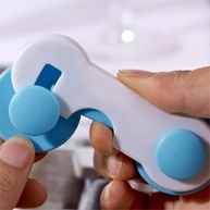 Kit 4 Trava de Segurança Infantil Azul - Proteção Sem Furos para Portas, Gavetas e Armários - imagem 3