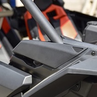 Tampa Lateral de Gás SAUTVS para Can-Am Maverick X3 2017-2025 - Acessório Essencial para Passageiro - imagem 3