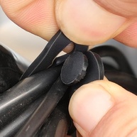 Organizador Universal de Cabos 5 Peças: Abraçadeiras de Borracha Preta para Moto e Carro - imagem 4