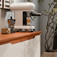 Buffet Flow 2 Portas com Prateleira Ajustável - Design Moderno em Madeira Freijó Off White - imagem 2