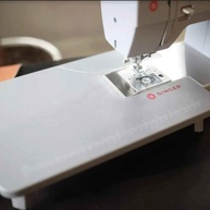 Mesa de Extensão SINGER para Máquinas de Costura - Encaixe Rápido, Pés Dobráveis e Régua Integrada - imagem 3