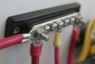 Blue Sea Systems Mini-BUSBAR 100A: Distribuição de Energia Confiável e Organizada - imagem 3