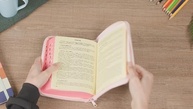 Bíblia Zíper Strike Média Rosa: Sua Companheira de Fé com Estilo e Acessibilidade - imagem 3